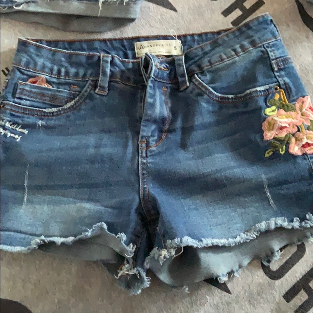 Mid rise flower embroidered shorts